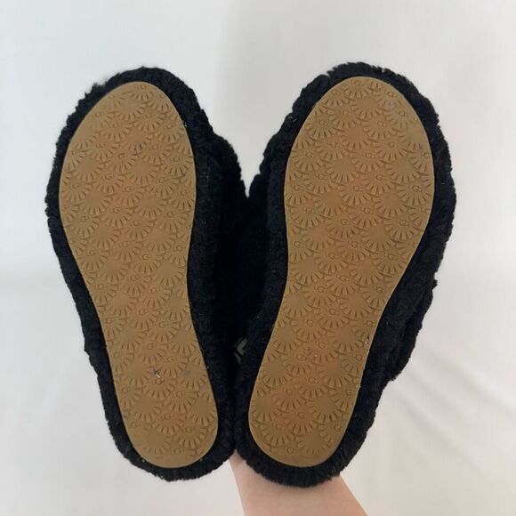 UGG Kid's Black Flat Strap Comfort Slip On Fluff Yeah Slide Sandal Size 6 - Picture 5 of 8